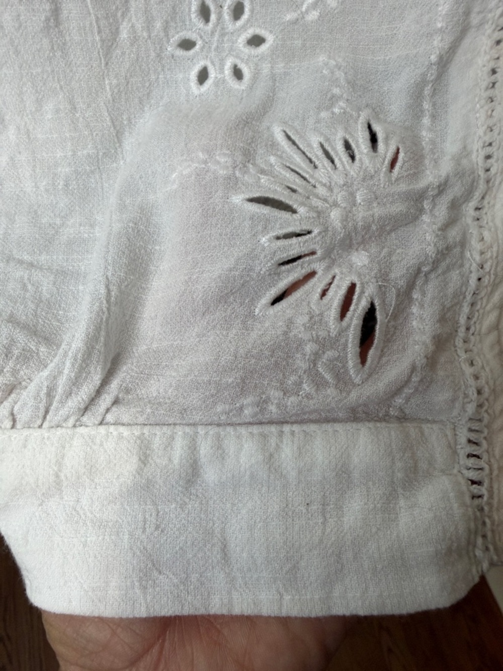 White Embroidered V-Neck Button Front Top Size M - Picture 10 of 13